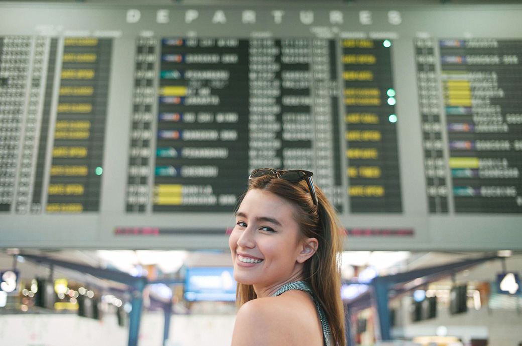 Girl at airport wearing ACUVUE® contact lenses for travelling